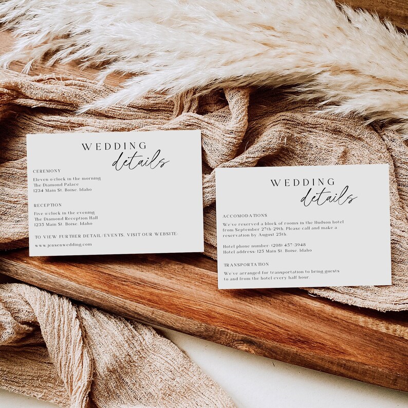 Op de afbeelding: Twee witte kaarten met zwarte tekst met details over de huwelijksceremonie en receptie. De kaarten hebben bovenaan de tekst "Wedding Details". De eerste kaart geeft de tijd en locatie van de ceremonie aan, en de tweede kaart geeft de tijd en locatie van de receptie aan. De kaarten bevatten ook informatie over accommodatie en vervoer.
