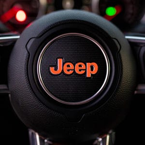 Calcomanía superpuesta para el emblema del volante de Jeep (colores sólidos) imagen 8