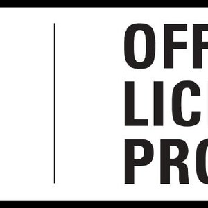 Pu&ograve; includere: Grafica rettangolare in bianco e nero con la scritta &laquo; OFFICIAL LICENSED PRODUCT &raquo;. Il logo MOPAR &egrave; a sinistra, con un emblema blu e il nome del marchio.