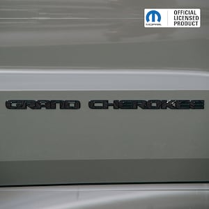 GRAND CHEROKEE Emblem Overlay Aufkleber - Schwarz auf Schwarzem Topo | Passend für 2017-2022 Grand Cherokee WK2