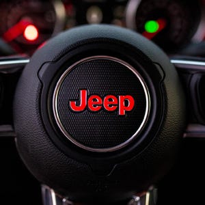 Calcomanía superpuesta para el emblema del volante de Jeep (colores sólidos) imagen 4