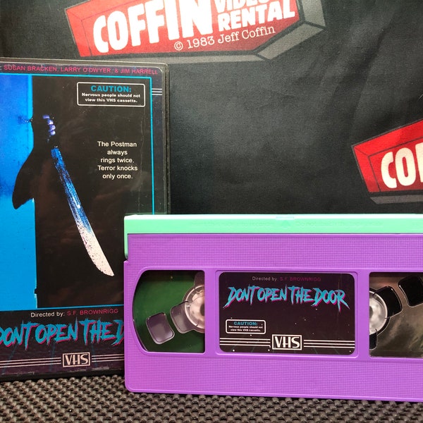 N'ouvrez pas la porte (1974) "Cassette VHS personnalisée" - Coffin Video Rentals