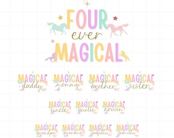 Può includere: Un set di 12 file digitali con un design di unicorno con il testo "Four Ever Magical" e vari titoli di membri della famiglia, come "Papà", "Mamma", "Fratello", "Sorella", "Zio", "Zia", "Cugino", "Nonno", "Nonna", "Padrino" e "Madrina".