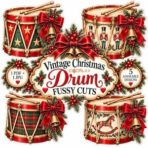 Op de afbeelding: Een digitale collectie van vier kersttrommel-illustraties met rode strikken, gouden bellen en dennentakken. De centrale tekst luidt Vintage Christmas Drum FUSSY CUTS, met extra tekst die 1 PDF + 1 JPG en 5 ADORABLE DESIGNS aangeeft. De trommels tonen patronen van sterren, notenkrakers, ruitjes en een hobbelpaard.
