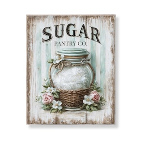 Pode incluir: Uma placa de madeira rústica com as palavras "SUGAR PANTRY CO." acima de um frasco de vidro cheio de açúcar. O frasco está em uma cesta de vime e é adornado com rosas cor-de-rosa e flores brancas. O fundo tem um aspecto desgastado e caiado.