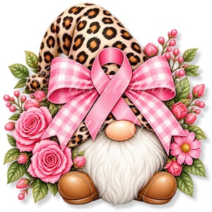 Op de afbeelding: Een kabouterfiguur met een hoed met luipaardprint, versierd met een grote roze gingham strik en een roze bewustzijnslint. De kabouter heeft een witte baard, een ronde neus en bruine laarzen, omringd door roze rozen, knoppen en groene bladeren.