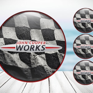 Op de afbeelding: Vier ronde John Cooper Works-logo's. Elk logo heeft een zwart-wit geblokt patroon en de tekst "JOHN COOPER WORKS" in het wit met een rode accentkleur. De logo's staan tegen een vage achtergrond.