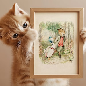Könnte beinhalten: Ein rotes Kätzchen hält ein gerahmtes Bild von einem Fuchs und einer Ente, die in einem Wald spazieren gehen. Das Bild ist in einem hellen Holzrahmen.