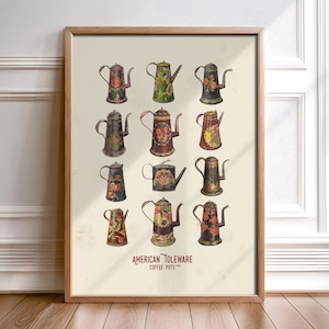 Könnte beinhalten: Ein Vintage-Poster mit einer Sammlung von 12 antiken Kaffeekannen mit farbenfrohen bemalten Designs. Das Poster trägt den Titel "American Toleware Coffee Pots".