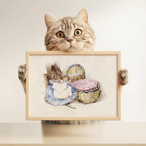 Pode incluir: Um gato segura uma moldura com uma ilustração de uma mãe rato costurando um vestido azul para seu bebê rato, que está deitado em uma cesta de vime.