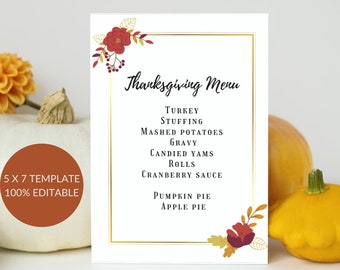 Può includere: Modello di menu del Ringraziamento stampabile con cornice dorata e dettagli floreali. Il menu elenca piatti tradizionali del Ringraziamento come tacchino, ripieno, purè di patate, sugo, patate dolci candite, panini, salsa di mirtilli rossi, torta di zucca e torta di mele.