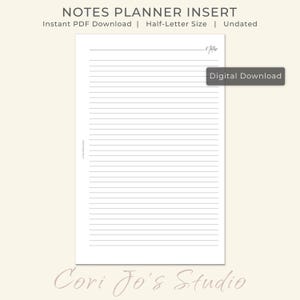 K&ouml;nnte beinhalten: Ein wei&szlig;es, liniertes Notizblock-Insert mit dem Text "NOTES PLANNER INSERT" oben. Das Insert hat das Format eines halben Briefes und ist undatiert. Die Worte "Digital Download" stehen in einem grauen Feld. Der untere Teil des Bildes enth&auml;lt den Text "Cori Jo's Studio".