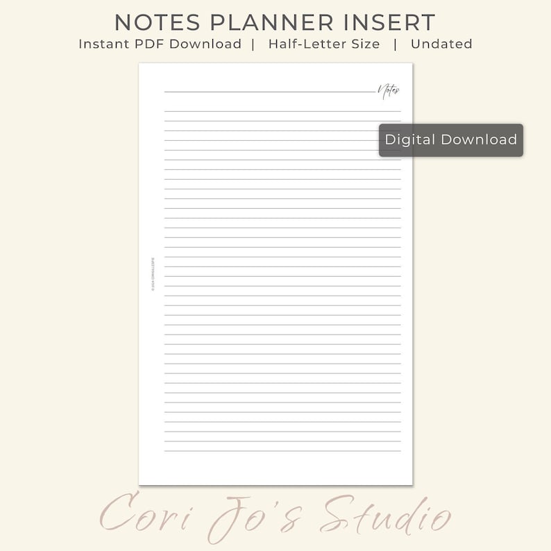 K&ouml;nnte beinhalten: Ein wei&szlig;es, liniertes Notizblock-Insert mit dem Text "NOTES PLANNER INSERT" oben. Das Insert hat das Format eines halben Briefes und ist undatiert. Die Worte "Digital Download" stehen in einem grauen Feld. Der untere Teil des Bildes enth&auml;lt den Text "Cori Jo's Studio".