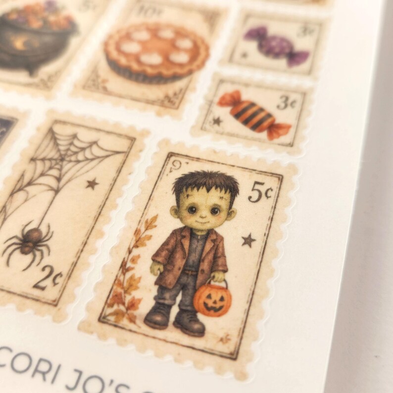 Op de afbeelding: Een vel met rechthoekige stickers ontworpen als vintage postzegels met Halloween-illustraties. De postzegels tonen een groen monster met een pompoenemmer, een spinnenweb met een spin, een taart en diverse snoepjes met bijbehorende waarden.