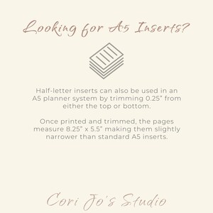 K&ouml;nnte beinhalten: Cremefarbene Grafik mit Text: "Looking for A5 Inserts?" und "Cori Jo's Studio". Enth&auml;lt auch Anweisungen zur Verwendung von Halbseiten-Eins&auml;tzen in einem A5-Planersystem. Die Seiten messen 21 cm x 14 cm.