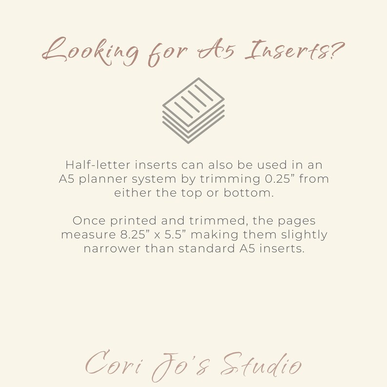 K&ouml;nnte beinhalten: Cremefarbene Grafik mit Text: "Looking for A5 Inserts?" und "Cori Jo's Studio". Enth&auml;lt auch Anweisungen zur Verwendung von Halbseiten-Eins&auml;tzen in einem A5-Planersystem. Die Seiten messen 21 cm x 14 cm.