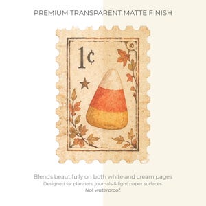 Op de afbeelding: Een rechthoekige sticker met een geperforeerde rand die een vintage postzegelillustratie toont. De postzegel bevat een afbeelding van een candy corn, een ster en herfstbladeren met de tekst 1c. De tekst luidt PREMIUM TRANSPARENT MATTE FINISH.