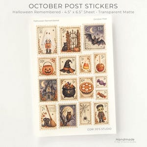 Op de afbeelding: Een vel October Post stickers getiteld Halloween Remembered, met een afmeting van 11,43 bij 16,51 cm. Het transparante matte vel bevat diverse illustraties in postzegelstijl, waaronder een geest, een vleermuis en een pompoen.