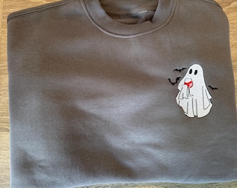 Sudadera bordada con fantasma del vino. Fantasmita del vino. Bordado de fantasma de Halloween. Bordado de fantasma con vino. Temporada espeluznante. Cesta de abucheos.