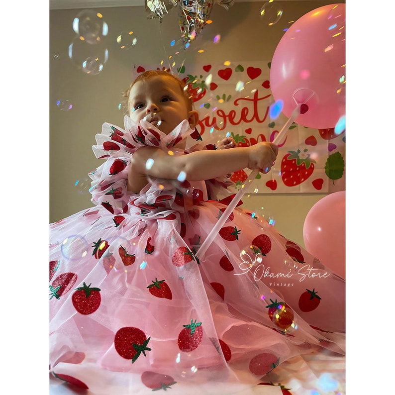 Tenue pour le premier anniversaire des petits fruits, parure de vêtements personnalisée aux fraises pour bébé fille, robe Sweet One Baby, cadeau de baby shower, séance photo Cake Smash image 4