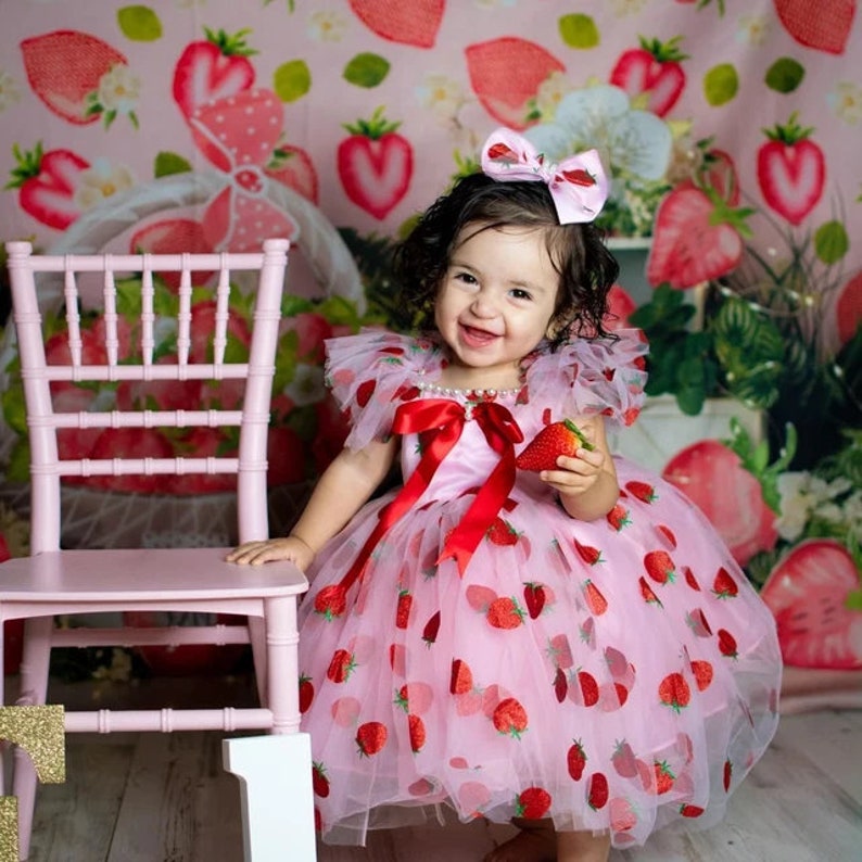 Tenue pour le premier anniversaire des petits fruits, parure de vêtements personnalisée aux fraises pour bébé fille, robe Sweet One Baby, cadeau de baby shower, séance photo Cake Smash image 8