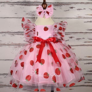 Tenue pour le premier anniversaire des petits fruits, parure de vêtements personnalisée aux fraises pour bébé fille, robe Sweet One Baby, cadeau de baby shower, séance photo Cake Smash image 1