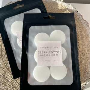 Peut inclure: Un sac refermable noir avec un devant transparent contenant six disques Hoover parfum&eacute;s ronds blancs. Le sac porte une &eacute;tiquette indiquant "Handmade Hut Clean Cotton Hoover Discs Cruelty Free Vegan".