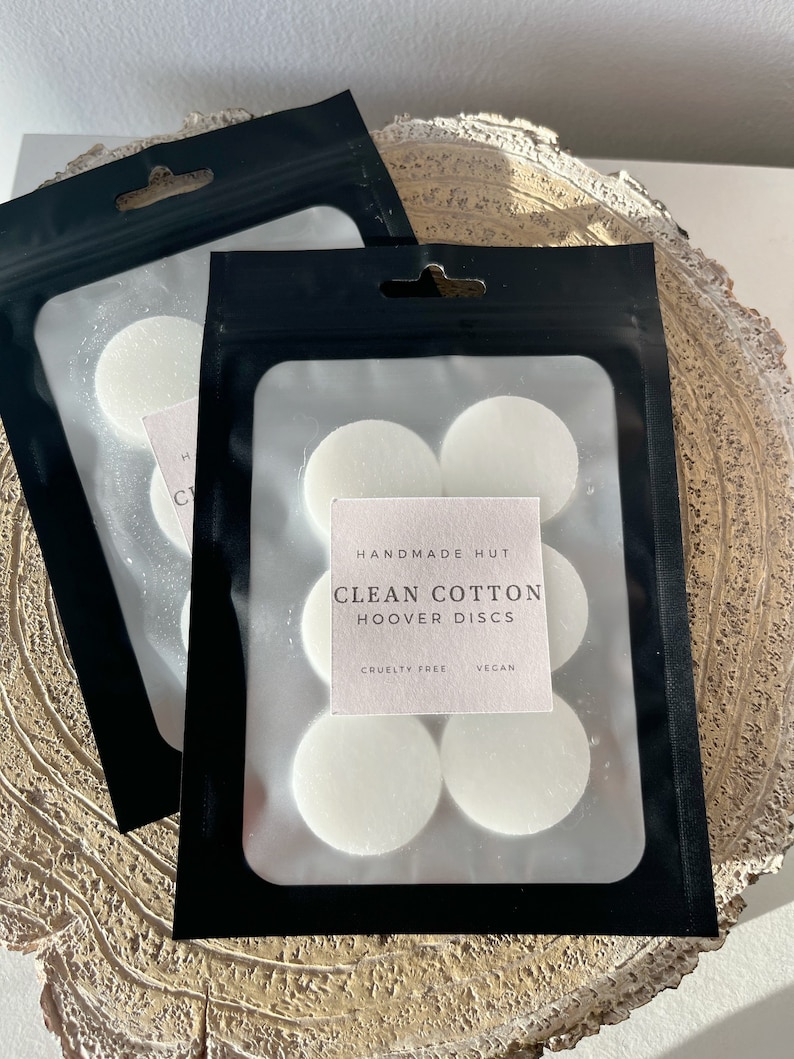 Peut inclure: Un sac refermable noir avec un devant transparent contenant six disques Hoover parfum&eacute;s ronds blancs. Le sac porte une &eacute;tiquette indiquant "Handmade Hut Clean Cotton Hoover Discs Cruelty Free Vegan".