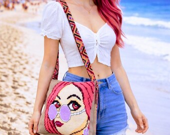 Bolso de ganchillo con retrato: Bolso artesanal para lucir, con correas de macramé.