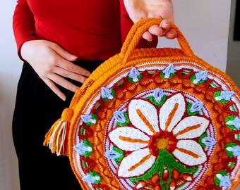 Bolso redondo de crochet con mandala floral: una mochila bohemia con un toque artístico