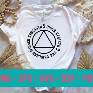 Könnte beinhalten: Weißes T-Shirt mit einem schwarzen Kreisdesign mit einem Dreieck im Inneren und dem Text "9 Inner Strength", "The Universe", "3 Rebirth" und "6 Inner Strength".