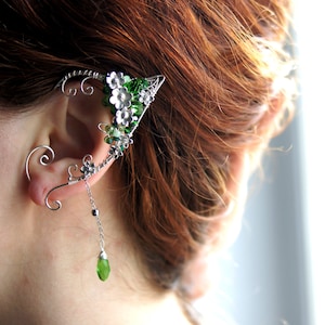 Grüne Waldelfen Ear Cuffs mit Metallblüten. Kein Piercing. Cosplay Elfe
