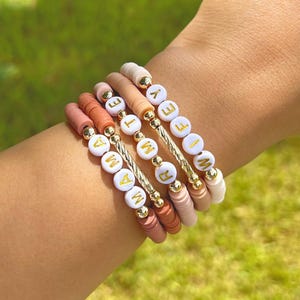 Pulsera Heishi ruborizada Pulseras apilables personalizadas Pulsera con nombre personalizado en tono neutro Pulsera con cuentas con letras Pulsera de la amistad en oro rosa