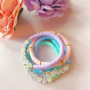 Pulsera Heishi de primavera, pulseras apilables personalizadas, pulsera con nombre personalizado, pulsera de cuentas con letras, lavanda y menta.