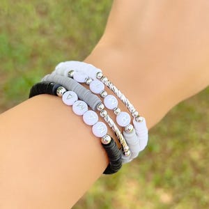 Pulsera Heishi monocromática, pulseras apilables personalizadas, pulsera neutra con nombre personalizado, pulsera de cuentas con letras, pulsera de la amistad