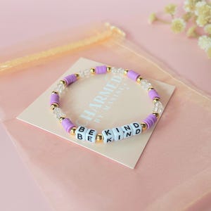 Pulseira delicada de contas de letras banhadas a ouro 14k, roxa e cristal, com nome personalizado, pulseira fofa, presente personalizado, pulseira Be Kind