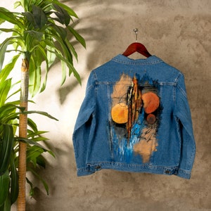 Handgeschilderd jeansjack Mysterious Universe | Unieke bovenkleding in boho-stijl, Cosmic Art Fashion, damesjack
