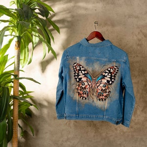 Veste en jean bleue peinte à la main effet papillon | Mode printanière en jean pour femme | Style et art personnalisés uniques