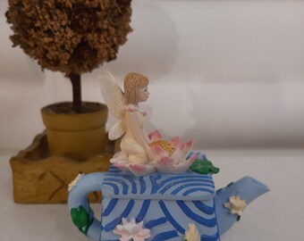 Teapot-shaped box, in resin with a fairy on the lid, in blue