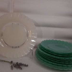 Duralex flower-shaped plates, green and white, assorted sizes, 1950s, Vintage