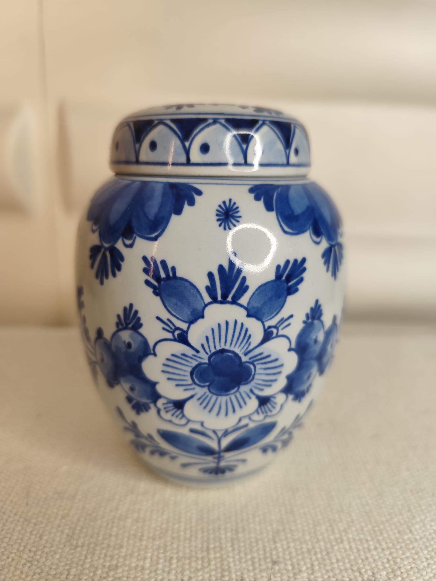 デルフトポット、青い花飾りが手描き、Koninklijke Porceleyne Fles社