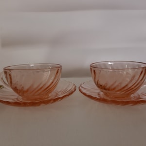 Lot de 2 tasses à café et soucoupes, Arcoroc Rosaline, verre tourbillon rosaline, années 70, Vintage
