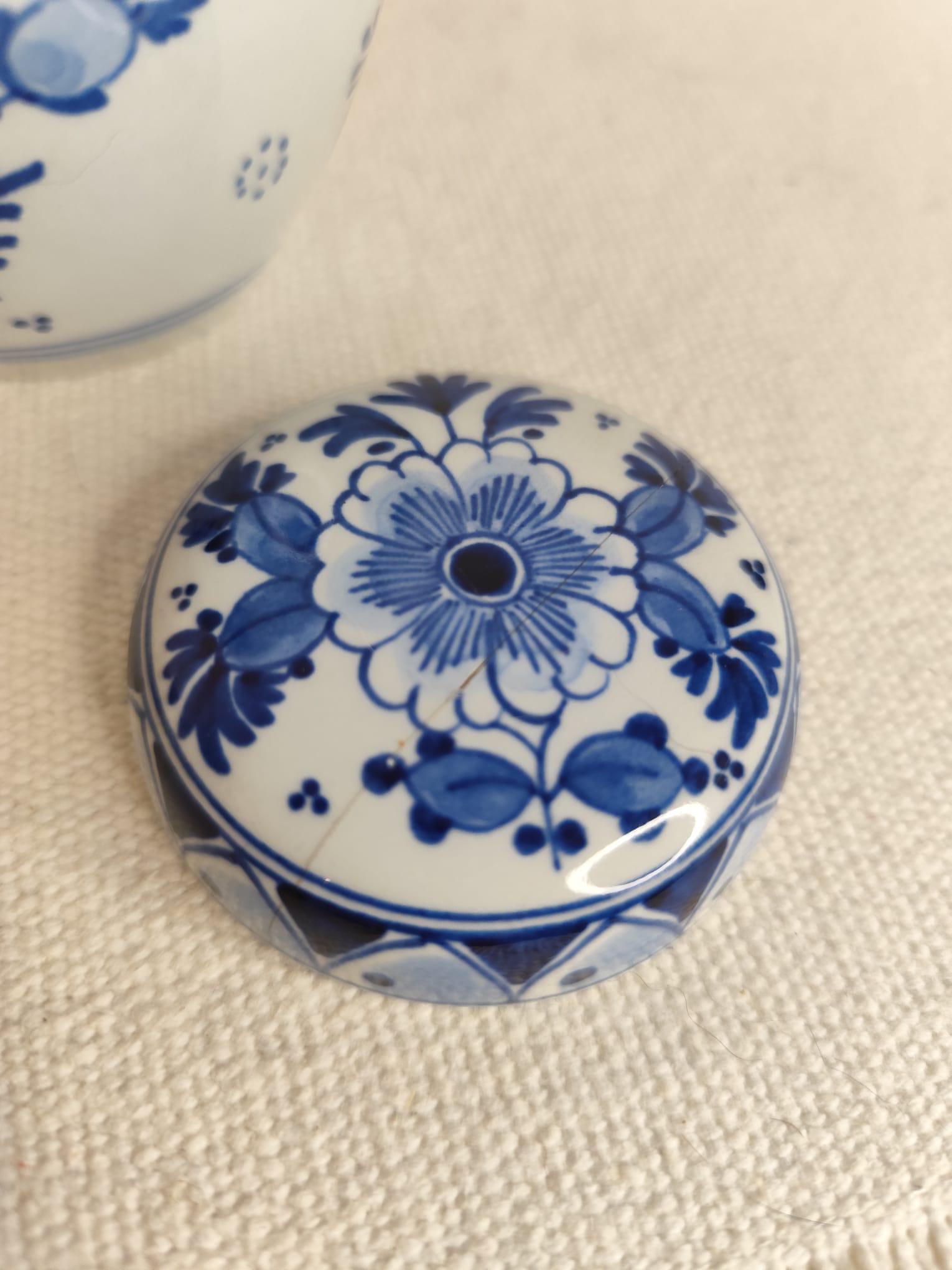 デルフトポット、青い花飾りが手描き、Koninklijke Porceleyne Fles社