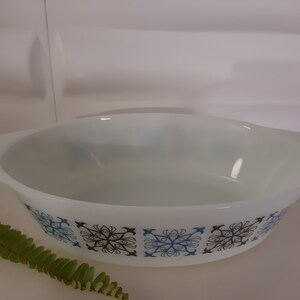 Puede incluir: Plato para hornear ovalado blanco con un patrón geométrico azul y negro.