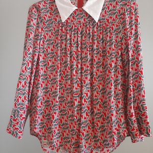 Zara Blusa donna, fondo rosso con zebre, con zip posteriore