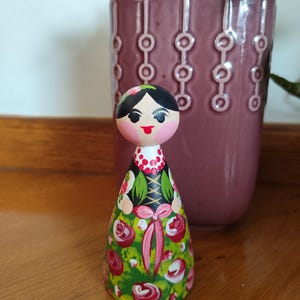 Boneca de madeira pintada à mão
