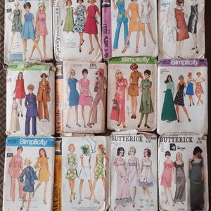 Pode incluir: Uma coleção de padrões de costura vintage para vestidos, com vários estilos e tamanhos. Os padrões são da Simplicity, McCall's, Vogue e Butterick.