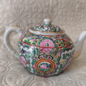 Tetera pintada a mano, Famille Rose, Medallón de Rosas, Macao