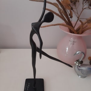 Figurine de ballerine dansant avec sa jambe en arrière, Designer Bodrul Khalique-Ikea