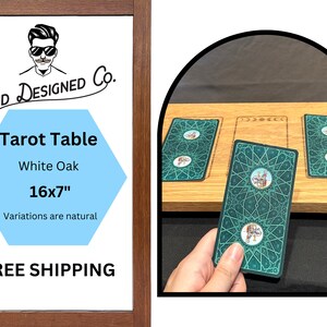Peut inclure: Une table de tarot en bois de chêne blanc, mesurant 40,6 cm par 17,8 cm. La table est conçue pour les lectures de cartes de tarot et présente une incrustation décorative d'un croissant de lune et d'étoiles. La table est présentée avec des cartes de tarot dessus, et le texte "REID DESIGNED CO. Tarot Table White Oak 16x7" Variations are natural FREE SHIPPING" est visible en arrière-plan.